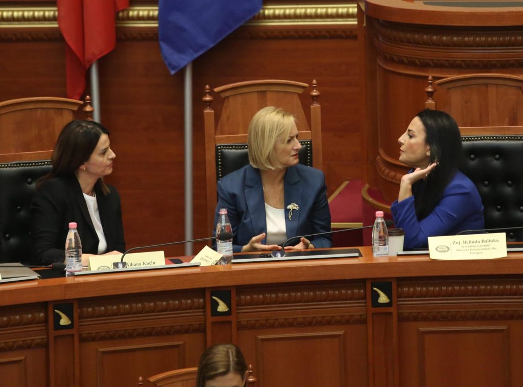 FOTO/ Ministrat e rinj zënë karriget në Kuvend dhe nisin bisedat, Basha u prin deputetëve të tij 1 1694683351 125