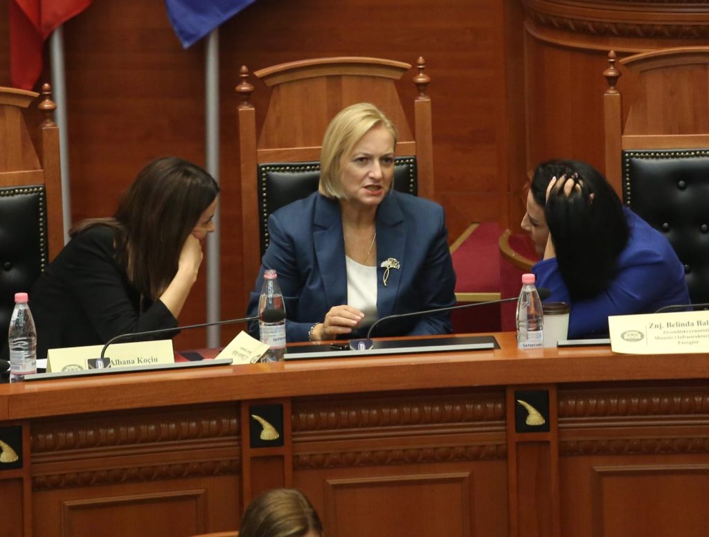 FOTO/ Ministrat e rinj zënë karriget në Kuvend dhe nisin bisedat, Basha u prin deputetëve të tij 2 1694683351 127