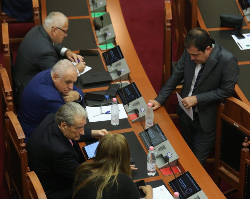 FOTO/ Ministrat e rinj zënë karriget në Kuvend dhe nisin bisedat, Basha u prin deputetëve të tij 5 1694683401 333