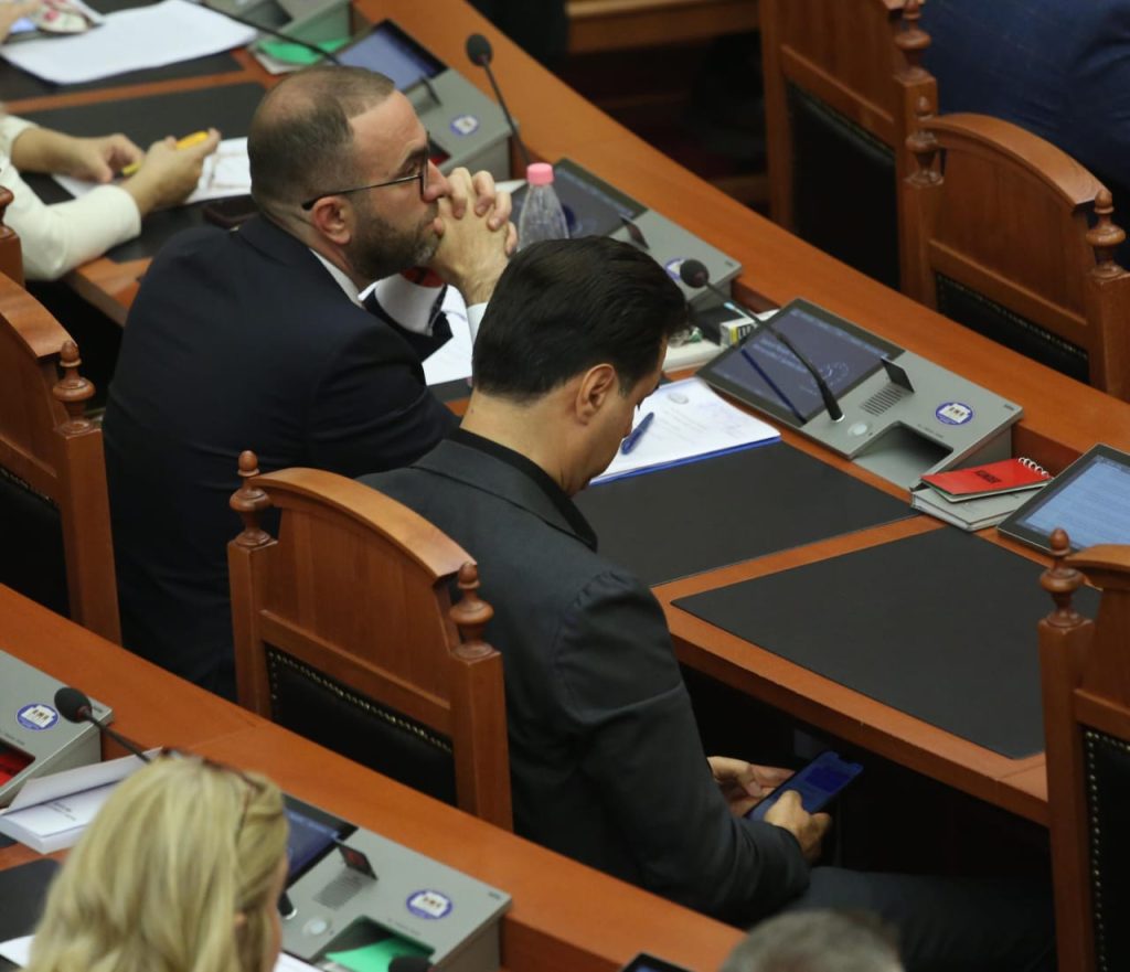 FOTO/ Ministrat e rinj zënë karriget në Kuvend dhe nisin bisedat, Basha u prin deputetëve të tij 6 1694683401 336