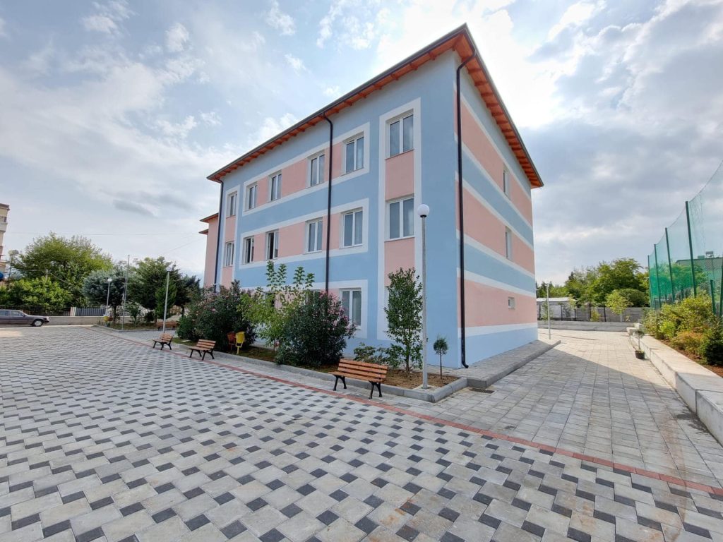 Pas rikonstruksionit, nis vendosja e pajisjeve në Shkollën “Mustafa Gjestila”. Kryebashkiaku Malaj: Gjatë verës kemi punuar në të gjitha shkollat në Burrel 372854579 804899244968626 9164136350694719334 n