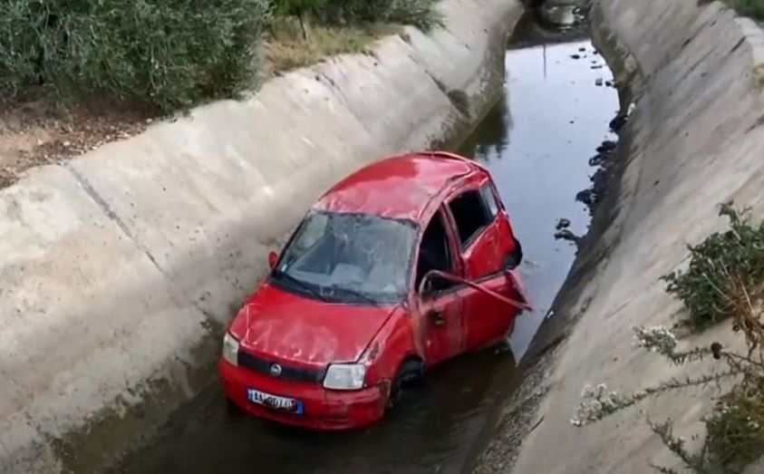 Aksident në Divjakë/ Polici përfundon bashkë me makinë në kanal, shkak dyshohet shpejtësia 376913103 700794535400963 1533678146783694425 n