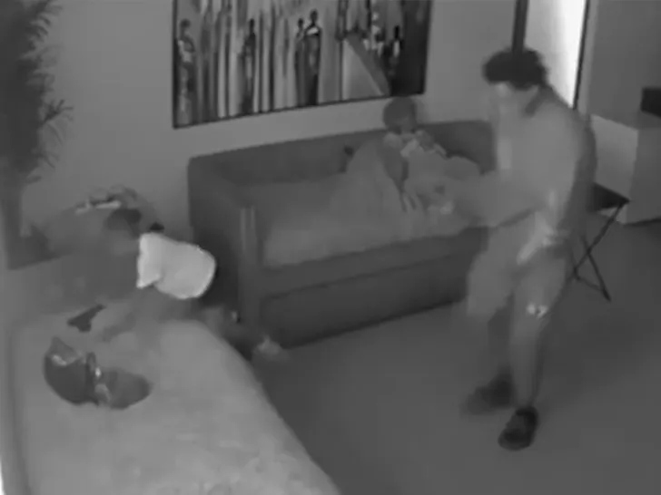 3-vjeçarja gjen armën e zjarrit në divan dhe qëllon veten 9571c129577f48f5bee1539fec5744db md