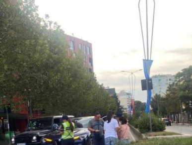 Tiranë/ Aksident pranë fakultetit të Gjuhëve të Huaja, makina përplas vajzën tek vizat e bardha 1 96