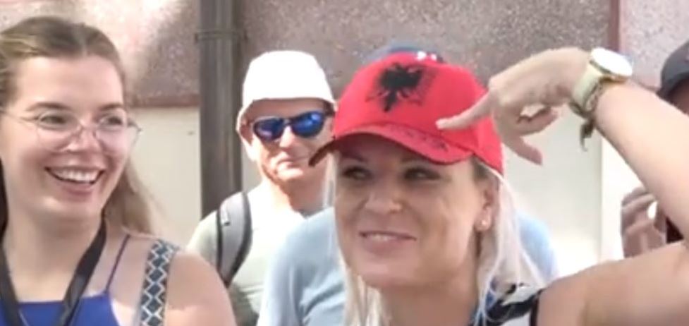 Atmosfera në Tiranë para sfidës, turistja polake: E dua Shqipërinë, të fitojë më i miri Capture 24