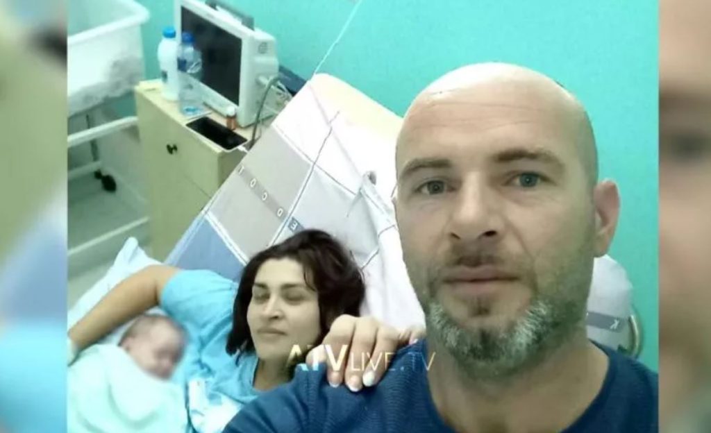 40-vjeçarja humbi jetën pasi solli në jetë foshnjën e tretë, burri hedh akuza ndaj mjekes Capture 51