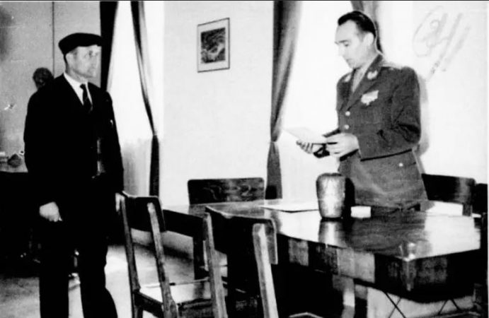 “Para se të nisesha me mision sekret më çuan tek Enveri dhe…”, dëshmia e agjentit të Sigurimit që përjetoi tortura në kampin grek Capture3 691x450 1