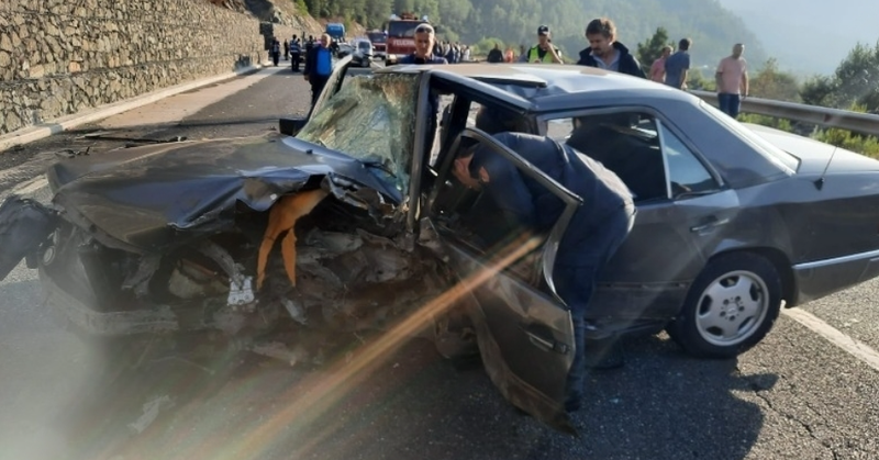 Dy makina përplasen kokë më kokë në rrugën e Kombit. Humb jetën polici, disa persona të plagosur IMG 4785
