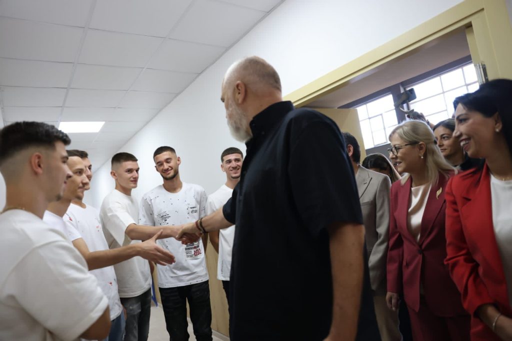 FOTO/ Kryeministri Rama në gjimnazin “Gramoz Palushi”, 630 nxënës tani kanë një godinë të re 1 WhatsApp Image 2023 09 11 at 10.59.07