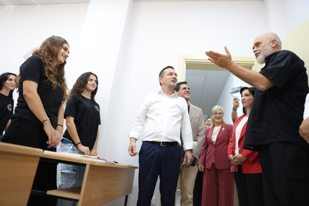 FOTO/ Kryeministri Rama në gjimnazin “Gramoz Palushi”, 630 nxënës tani kanë një godinë të re 2 WhatsApp Image 2023 09 11 at 10.59.08 1