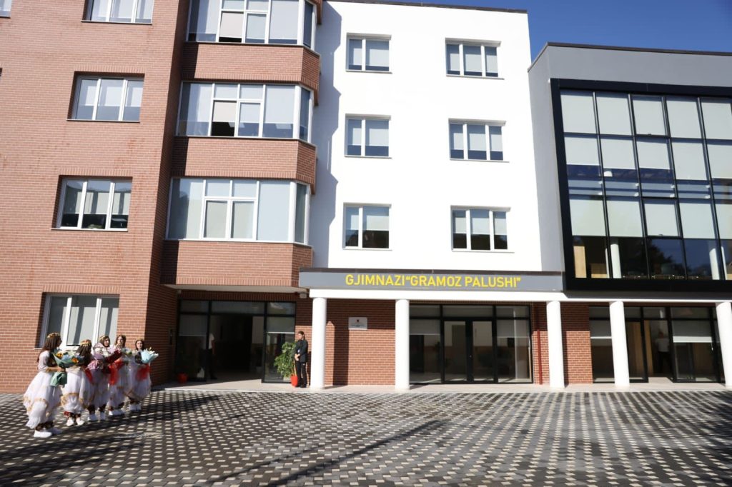 FOTO/ Kryeministri Rama në gjimnazin “Gramoz Palushi”, 630 nxënës tani kanë një godinë të re 4 WhatsApp Image 2023 09 11 at 10.59.09