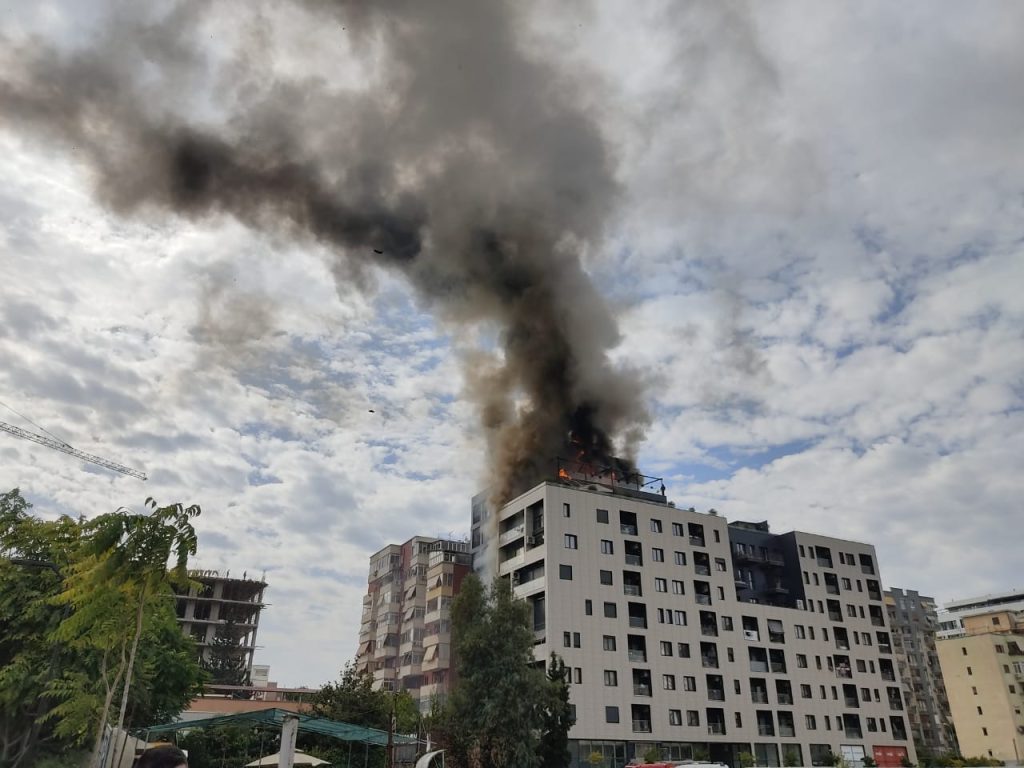 FOTOT/ Zbulohet shkaku i zjarrit të pallatit, drejtori i Shërbimit Zjarrfikës, Goxhaj: “Flakët nisën nga kondicioneri në papafingo; pallati ishte i pajisur me hidrantë dhe pompa” WhatsApp Image 2023 09 14 at 2.33.19 PM 1