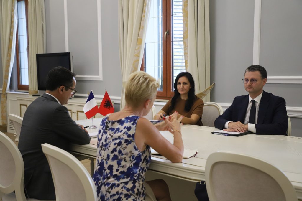 Ministeriali i Ekonomisë në Tiranë, Mete takon ambasadoren e Francës: Mbështetje për Shqipërinë WhatsApp Image 2023 09 20 at 10.34.30