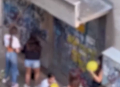 Pamjet / Vajzat minorene konsumojnë tollumbace me azot në Tiranë, njëra prej tyre shembet në tokë 3 aaa 8