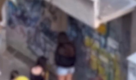 Pamjet / Vajzat minorene konsumojnë tollumbace me azot në Tiranë, njëra prej tyre shembet në tokë 1 aaaa 3