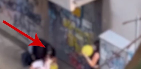 Pamjet / Vajzat minorene konsumojnë tollumbace me azot në Tiranë, njëra prej tyre shembet në tokë 2 aaaaa 2
