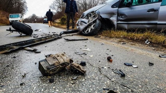Makina del nga rruga në aksin Korçë-Maliq, plagoset pasagjeri aksident 1