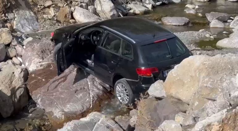 Makina “fluturon” dhe përfundon në humnerë, foto e frikshme nga aksidenti në rrugën e Arbërit 1 aksidenti 770x424 1