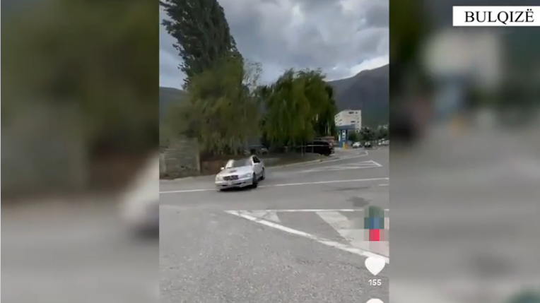 Kreu manovra të rrezikshme me automjet, e pëson keq i riu nga Bulqiza bulqize