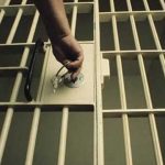 Rrumbullaku letër ministrit të Drejtësisë: Para se të amnistohen, të burgosurve t’u merren mostrat e ADN-së 1 burgu