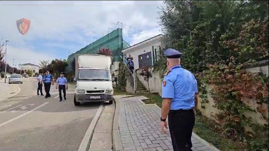 Ndërtuan pa leje në katër vila në Liqenin e Farkës, nën hetim tre persona farke policia