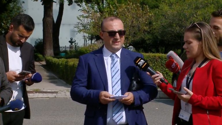 “Kit kirurgjikal për synetllëk”, deputeti i PD-së: Ia solla qeverisë, t’i sterilizojë, ka 10 vite që se rr*an për popullin korreshi 770x433 1