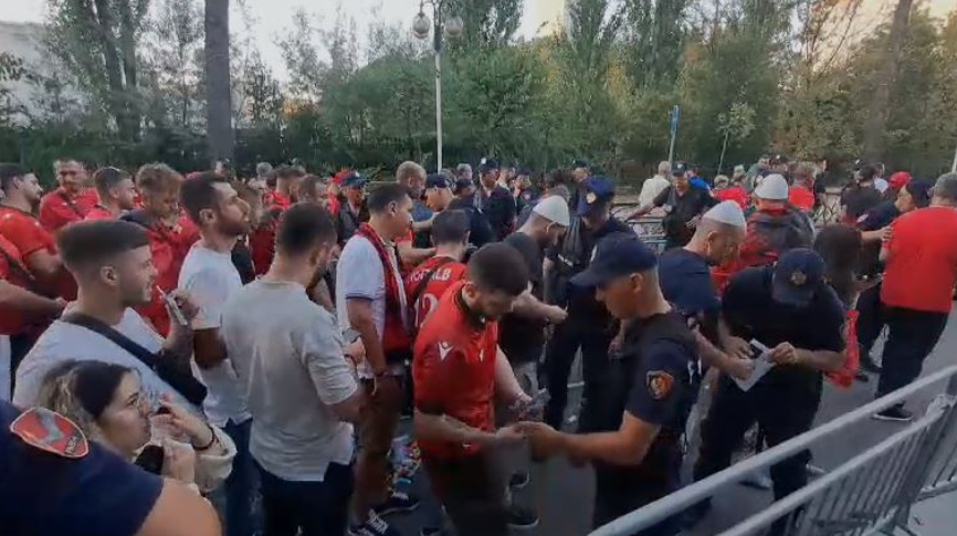 Tifozët shqiptarë dhe polakë iu nënshtrohen kontrolleve, fillon hyrja për në stadium kuqezi 1