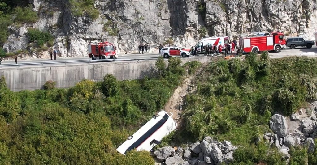 Autobusi doli nga rruga, tre të vdekur dhe 17 të plagosur në Malin e Zi mali zi aksident autobus