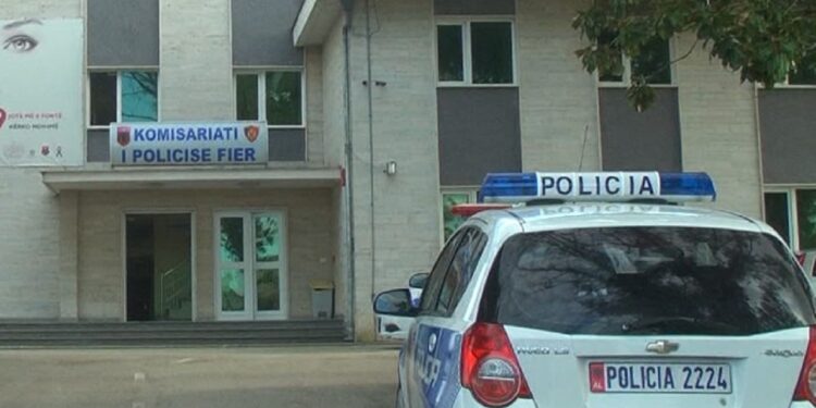 Goditi me shpullë nënën e nxënësit që u ankua për dhunimin e djalit, merret në hetim mësuesja në Fier policia fier