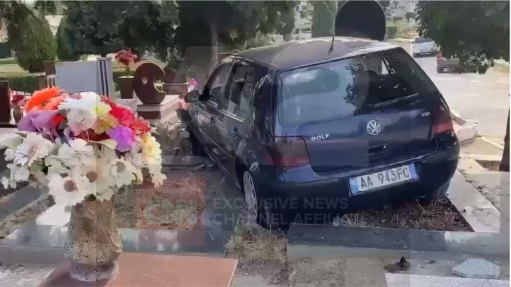 FOTO/Aksident i pazakontë, makina përplaset me një varr 3 varri5 1280x720 1