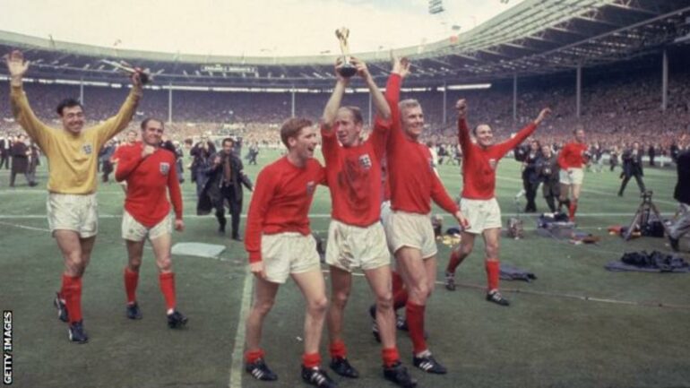 Një nga më të mirët në histori, ndërron jetë legjenda e Manchester United 126807204 bobbycharltonworldcup getty 770x433 1