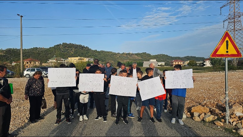 Protesta në Bërxullë, njëri prej banorëve humb ndjenjat gjatë tubimit! Shoqërohet për në spital