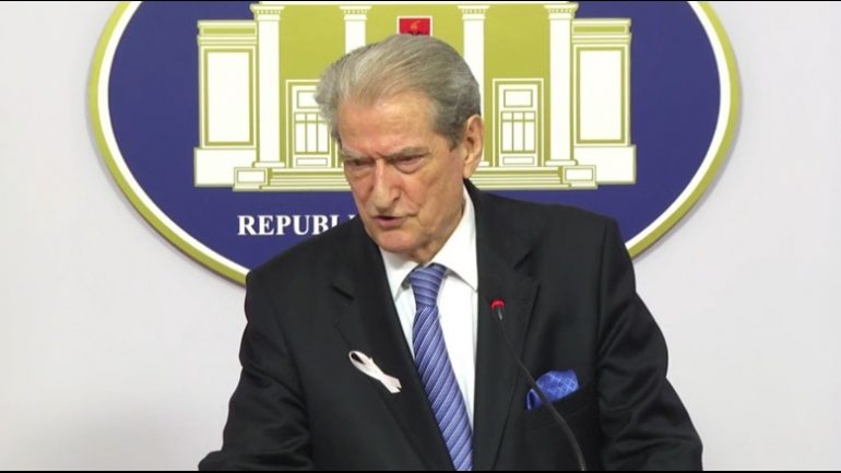 Macron njoftoi pezullimin e vizave për Kosovën, Berisha: Prisja që presidenti francez të sanksiononte Serbinë 1697547110 berisha 770x433 1