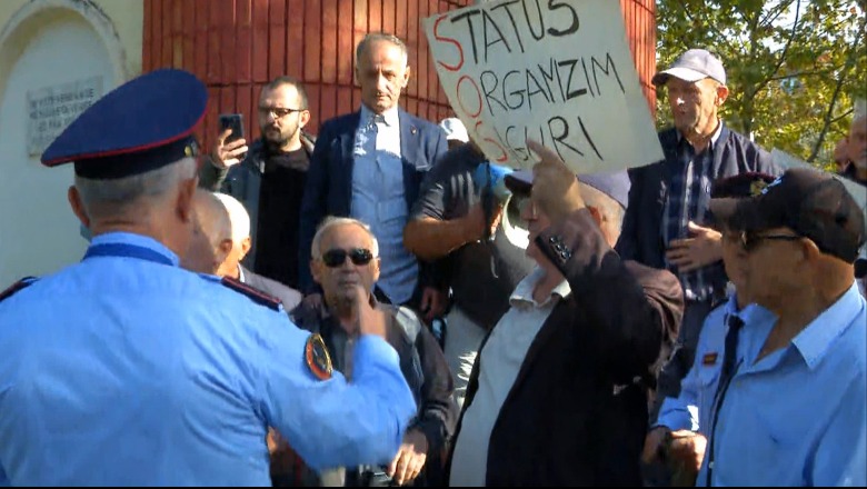 Minatorë dhe pensionistë protestë tek Kuvendi, tensione me policët: Mos na prekni me duart e ndyra 2 1697702453 protestaeminatorve