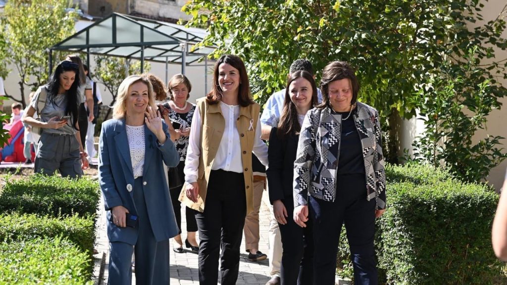 Dita Botërore e Shëndetit Mendor/ Ministrja Koçiu: Askush nuk ka përse t’i luftojë këto beteja i vetëm 387836088 122128229120030050 4896508531977558116 n sd