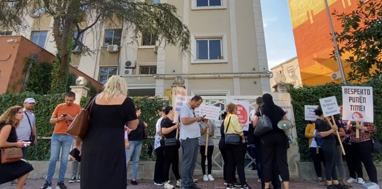 Punëtorët e fasonerisë kallëzuan kompaninë se nuk po u jep pagat, Prokuroria nis hetimin 387854371 705473084933108 777830257400181205 n