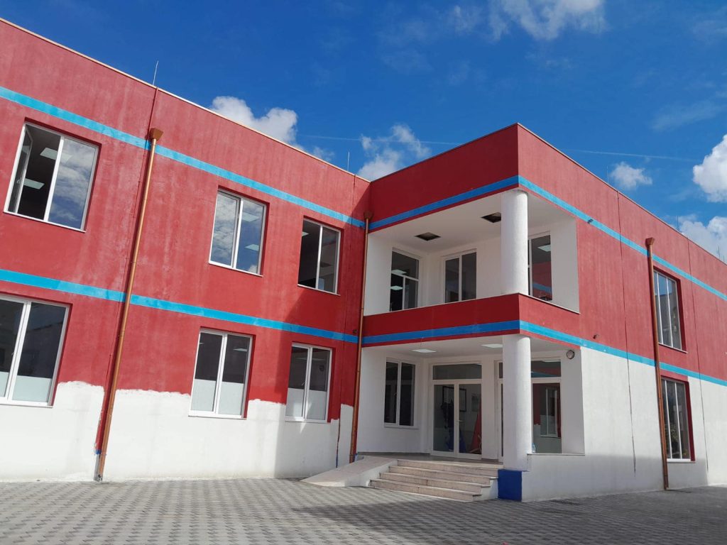 FOTO/ Edi Rama: Një tjetër shkollë e rilindur, shkolla 9-vjeçare “Qamil Gjuzi” në Rrogozhinë 395054614 887231116105884 3726298316367222520 n