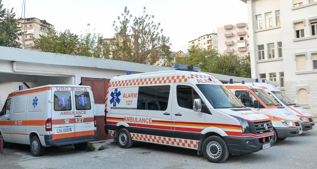 Hidhet nga kati i tretë i pallatit, ndërron jetë 33-vjeçarja në Durrës 640 0 ambulanca konicaal 1693992775