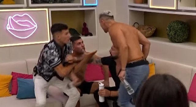 Sherr mes Aleksandros dhe Arlindit në 'Love Island', dalin pamjet 2 640 0 screenshot 11 1697484390