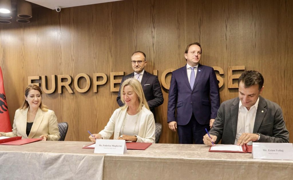 Kolegji Europian në Tiranë, Veliaj dhe Mogherini nënshkruajnë marrëveshjen: Për gjeneratën e ardhshme 651fe4cf36342386341586 877042197124776 6319117306835364389 n