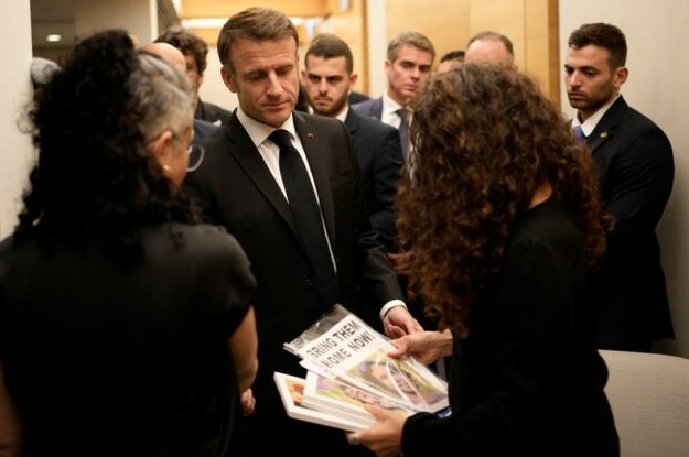 FOTO/ Macron takon familjet e pengjeve dhe viktimave të Hamasit 1 653768919ff2414