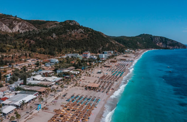 Ra në kontakt me energjinë elektrike, ndërron jetë pronari i hotelit në Dhërmi. Dy punonjësit e dëmtuar nisen për në Tiranë Dhermiu