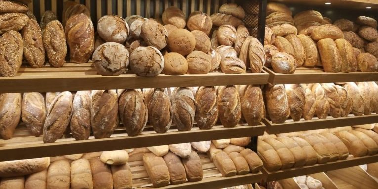 Furrat, gjoba 200 mijë lekë nëse shesin bukë pa etiketë! Pas 15 nëntorit nisin kontrollet Furre Buke 765x383 1