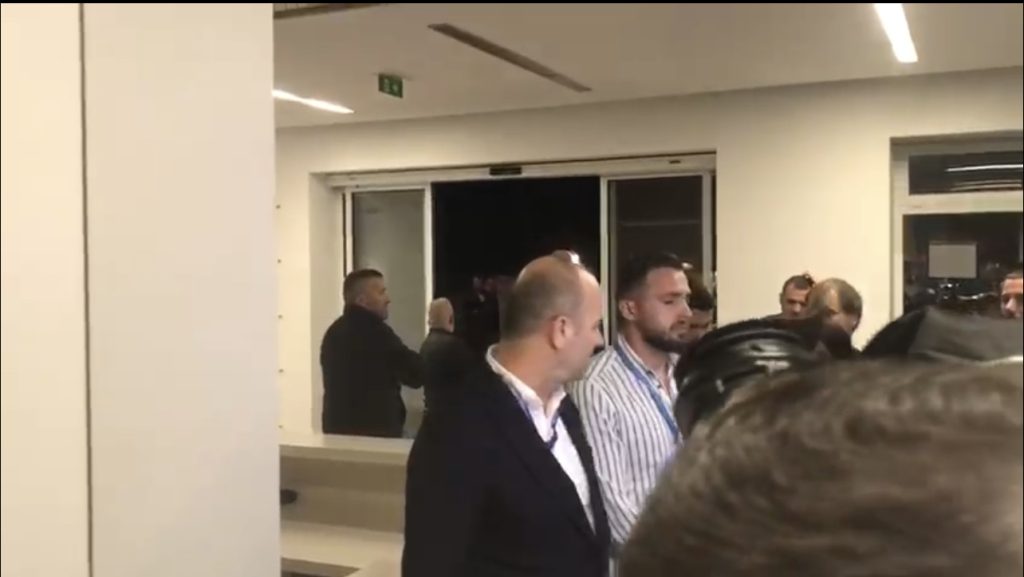 Përfaqësues të Policisë së Shtetit mbërrijnë në selinë e PD, ngjiten në zyrën e Berishës IMG 5586