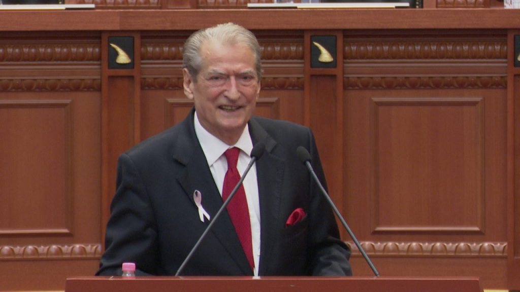 Qëndrimet për Kosovën, Berisha: ”Krim-ministri” është në sintoni me Vuçiç. NATO i ka përçmuar deklaratat e Ramës KUVENDI 0008 frame 22473 1280x720 1