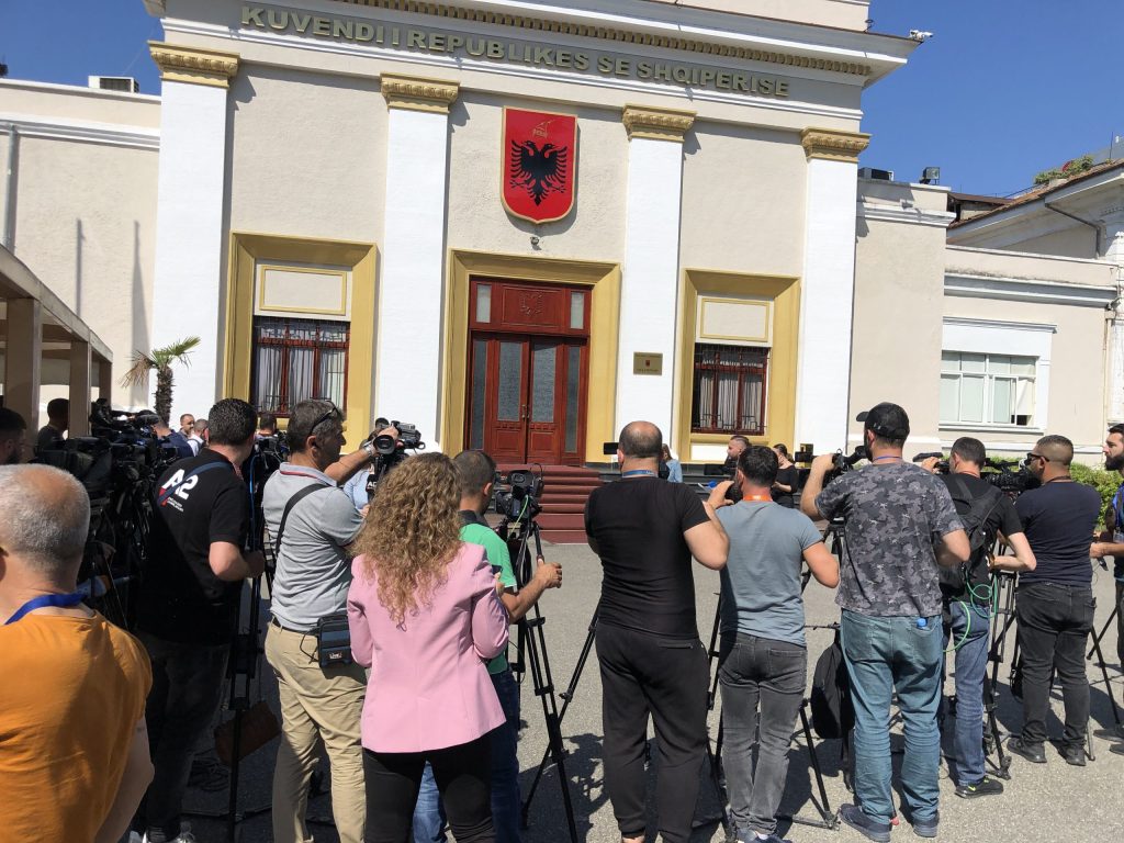Zbardhet urdhri për Gardën: Asnjë pengesë për pjesëmarrjen e të gjithë deputetëve në seancë Protesta e gazetareve ne Kuvend scaled 1