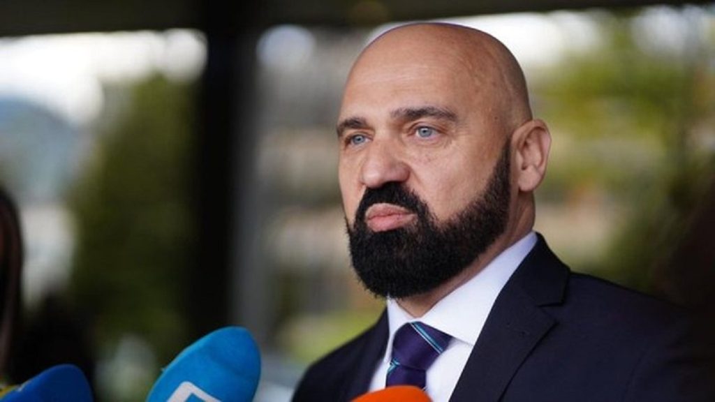 Serbët thanë se Radoiçiç i mori armët në Bosnje, reagon Sarajeva zyrtare Ramo Isak