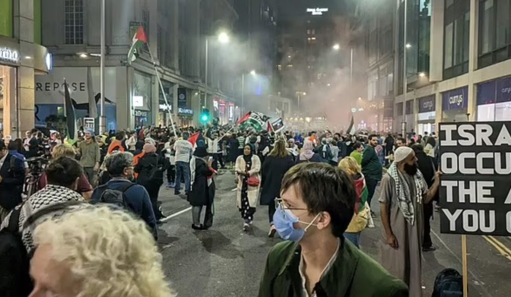 Lufta e Gazës “zbret” në metronë e Londrës, palestinezët dhe izraelitët përplasen në rrugë Screenshot 2023 10 10 092909