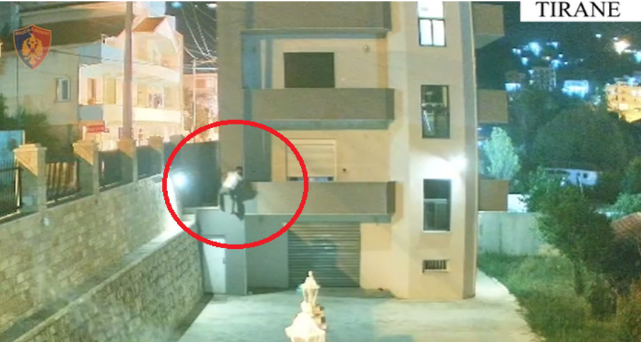 Policia arreston 28-vjeçarin, i sekuestron paratë dhe florinjtë e vjedhura! Momenti kur kacavirret në mure (VIDEO) Screenshot 2023 10 15 171346