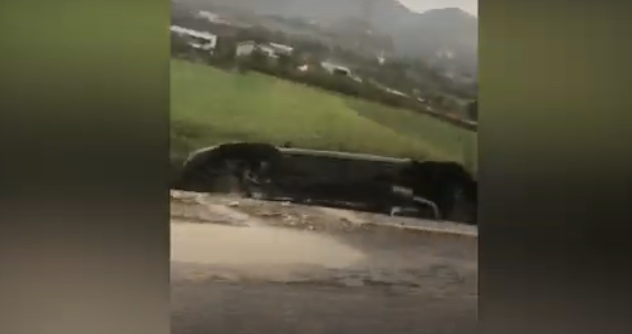 VIDEO/ Aksident afër Vinjës në Arbanë, makina përfundon e përmbysur në kanal Screenshot 2023 10 17 175237